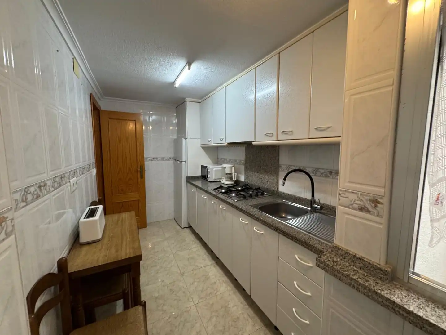 Cuina de Apartament de lloguer en El Campello amb Jardí privat, Terrassa i Moblat