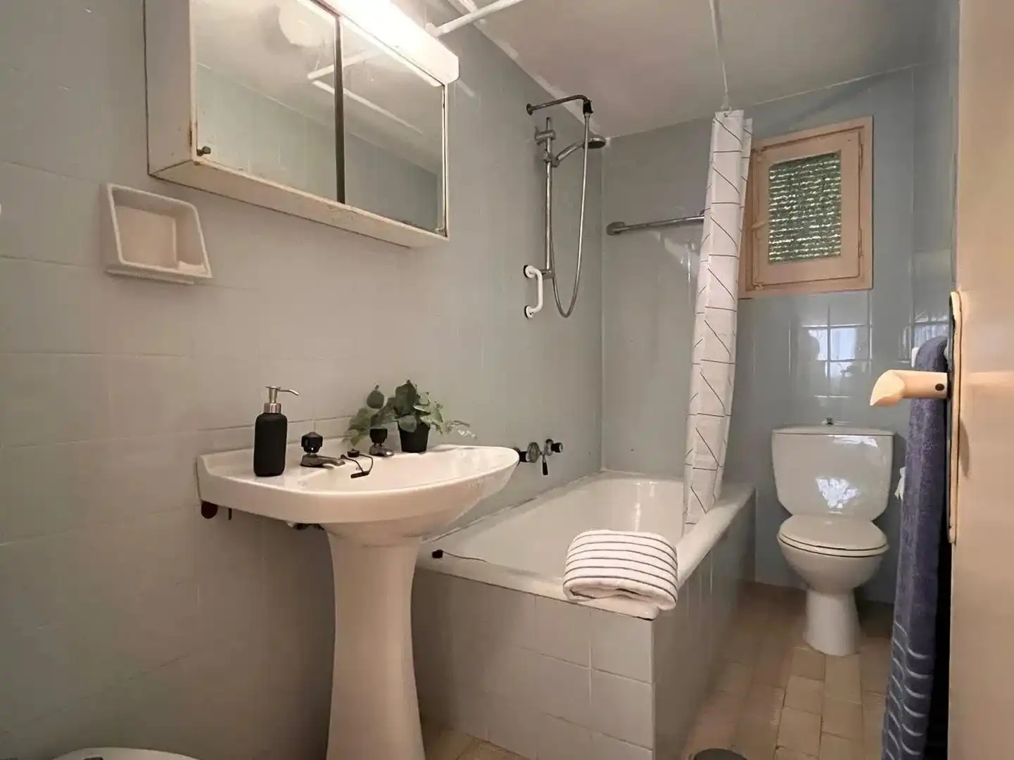 Bathroom of Flat for rent in Alicante / Alacant  with Swimming Pool, Furnished and TV