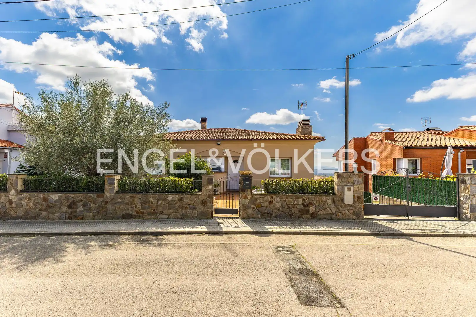 Vista exterior de Casa o xalet en venda en Castellar del Vallès amb Aire condicionat, Calefacció i Jardí privat