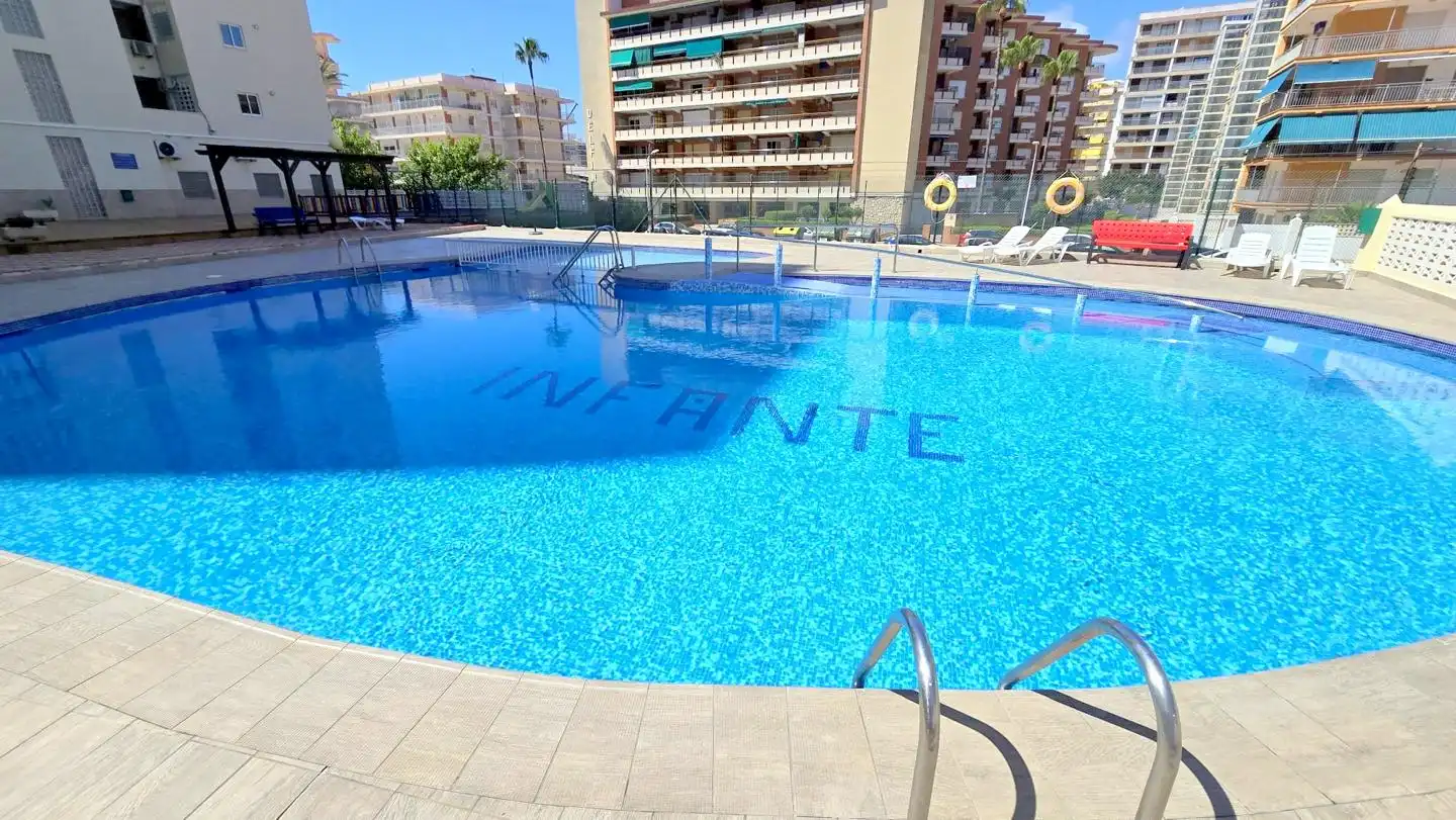 Piscina de Apartament en venda en Gandia amb Aire condicionat, Terrassa i Moblat