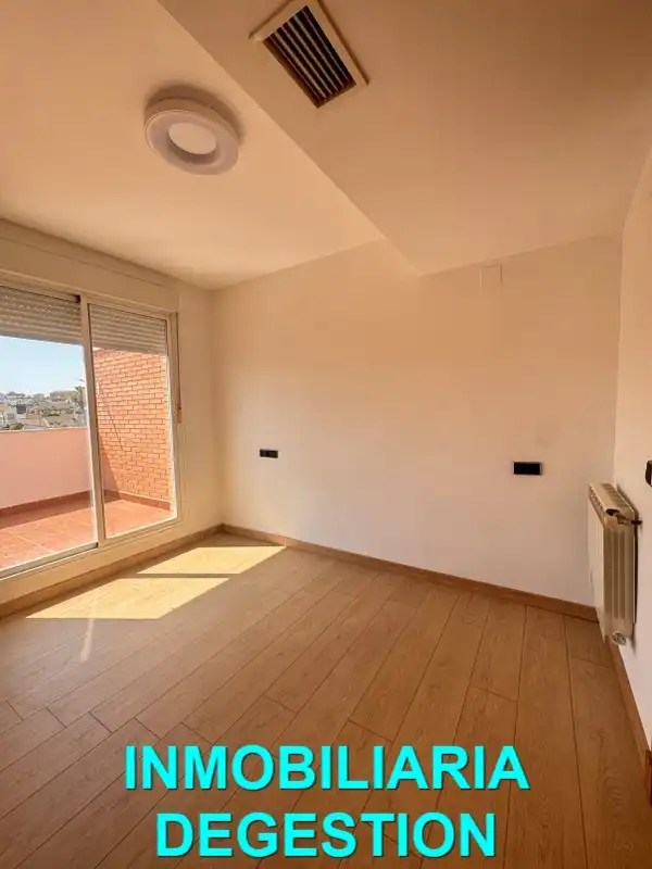 Schlafzimmer von Dachboden zum Verkauf in Linares mit Klimaanlage, Heizung und Parkett