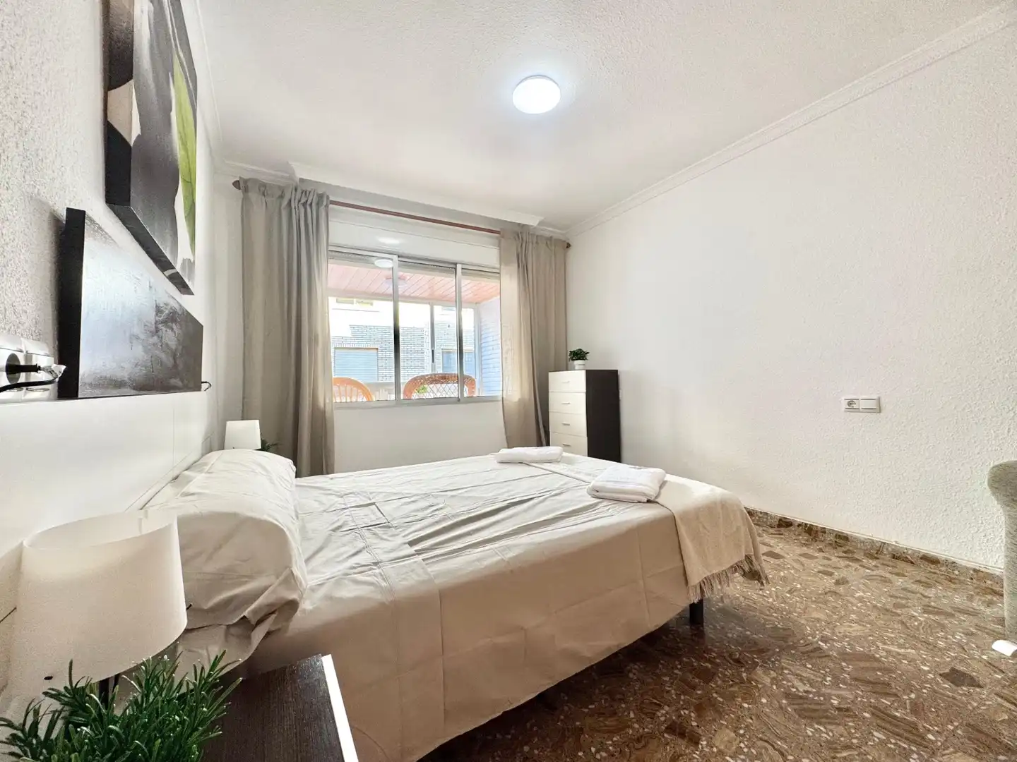 Dormitori de Apartament de lloguer en Torrevieja amb Aire condicionat, Moblat i Rentadora