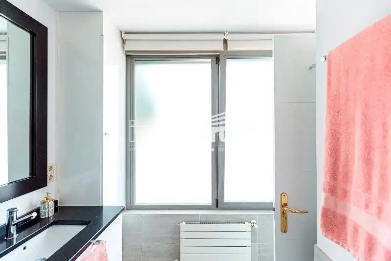 Badezimmer von Dachboden zur Miete in La Moraleja mit Klimaanlage, Heizung und Abstellraum