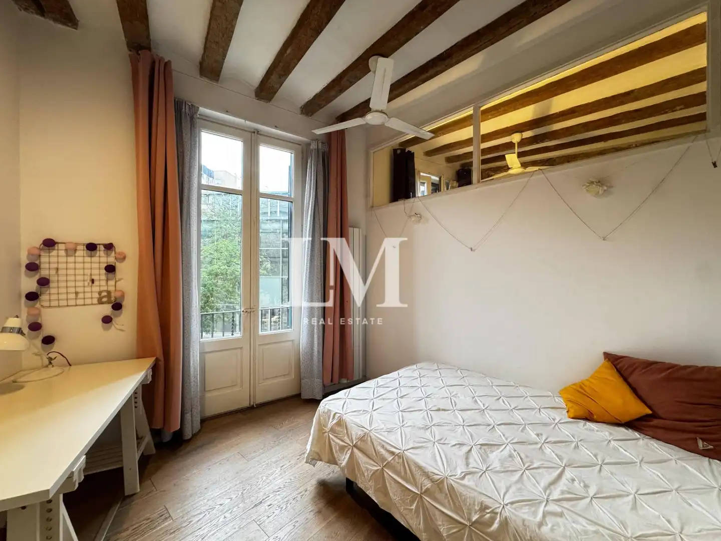 Bedroom of Apartments for rent in Ciutat Vella
