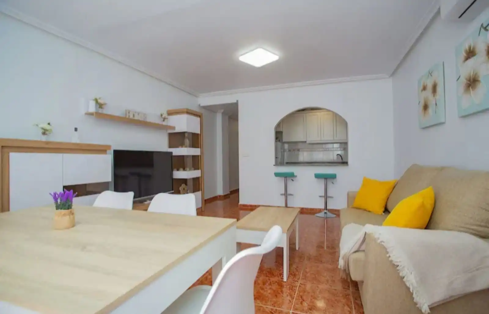Sala de estar de Apartamento de alquiler en Torrevieja con Aire acondicionado, Amueblado y Internet