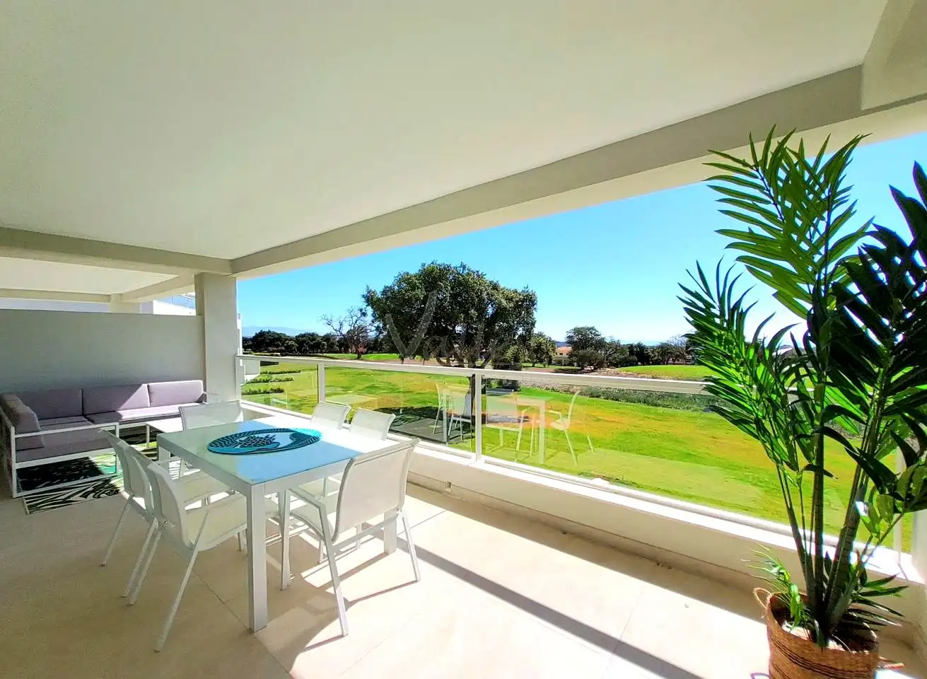 Terrasse von Wohnungen zum Verkauf in Sotogrande mit Klimaanlage, Terrasse und Möbliert