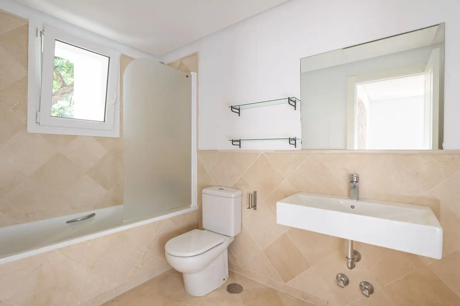 Badezimmer von Wohnungen zum Verkauf in Marbella mit Terrasse, Möbliert und Gemeinschaftspool