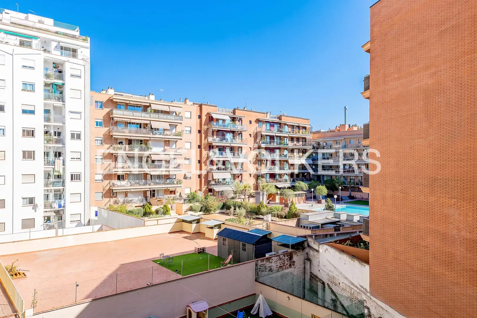 Außenansicht von Wohnung zum Verkauf in Barcelona mit Klimaanlage, Heizung und Terrasse