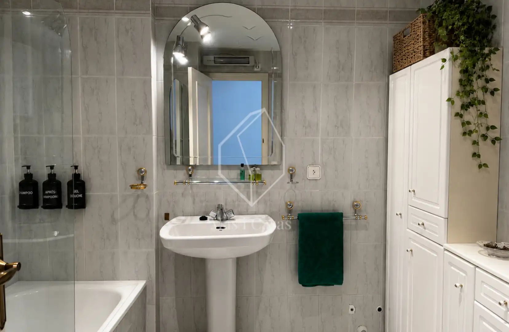 Baño de Apartamento en venta en L'Escala con Terraza, Amueblado y Balcón