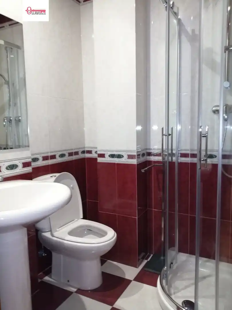 Badezimmer von Wohnungen zur Miete in Burgos mit Heizung, Parkett und Terrasse