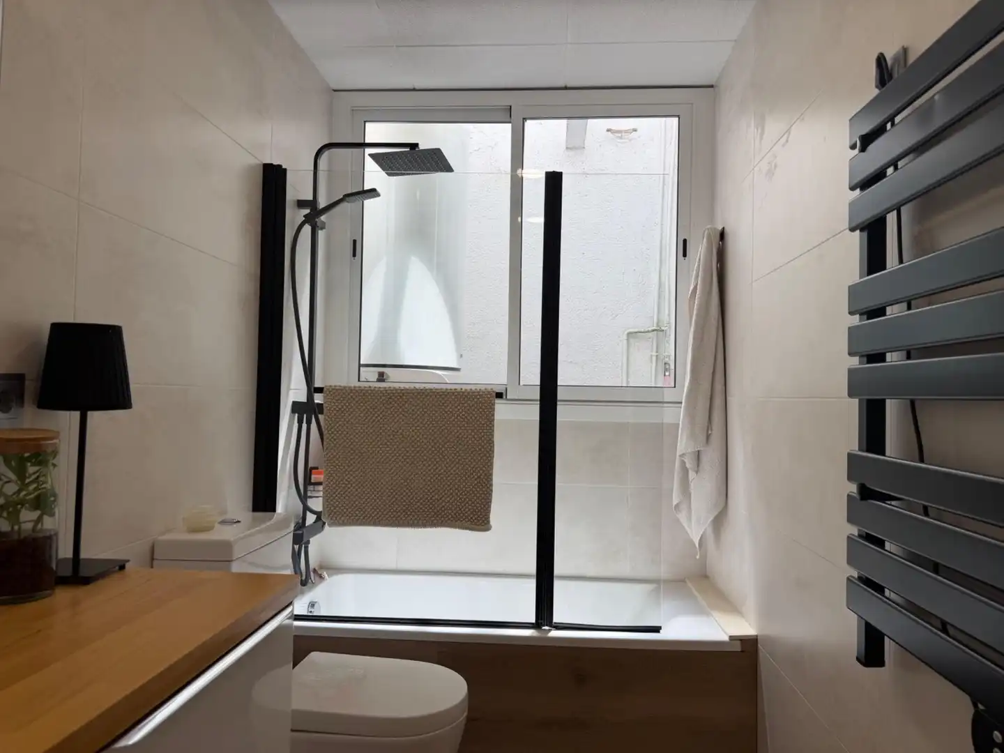 Badezimmer von Dachboden zum Verkauf in Mataró mit Klimaanlage, Heizung und Parkett