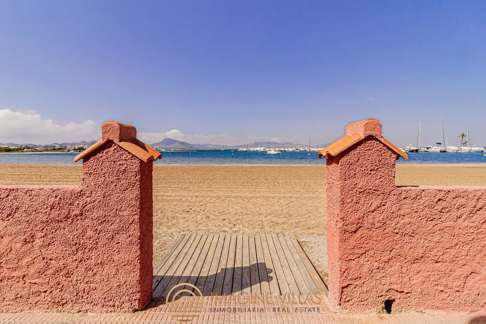 Vista exterior de Àtic en venda en La Manga del Mar Menor amb Terrassa, Traster i Piscina comunitària