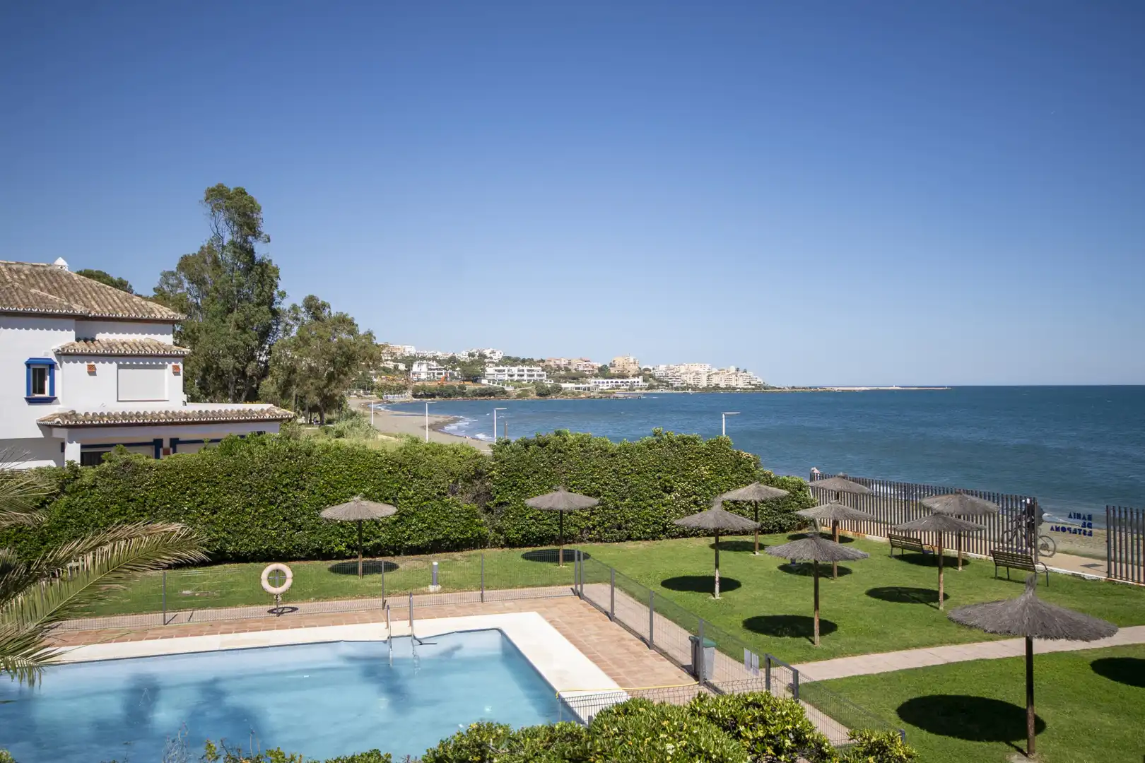 Dormitori de Apartament en venda en Estepona amb Terrassa, Piscina i Piscina comunitària