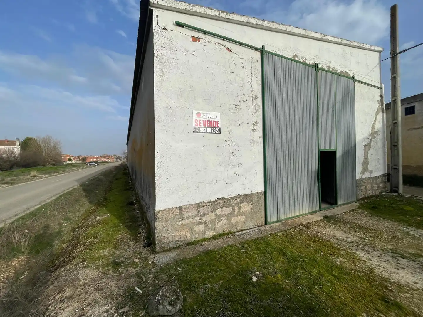 Vista exterior de Nave industrial en venta en Mucientes