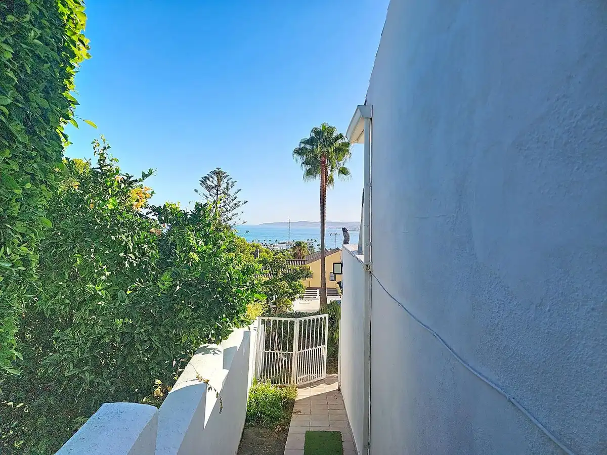 Vista exterior de Casa adosada en venda en Estepona amb Aire condicionat, Terrassa i Traster