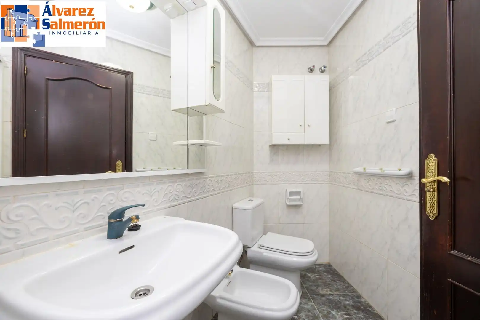 Bathroom of Flat for sale in Granada