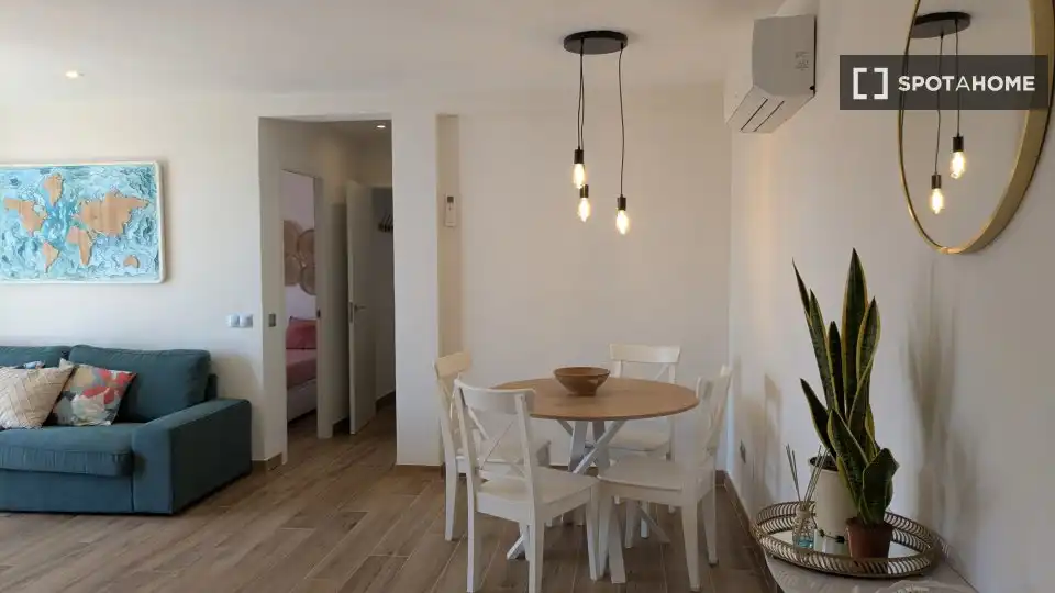 Menjador de Apartament per a compartir en Málaga amb Aire condicionat, Terrassa i Moblat