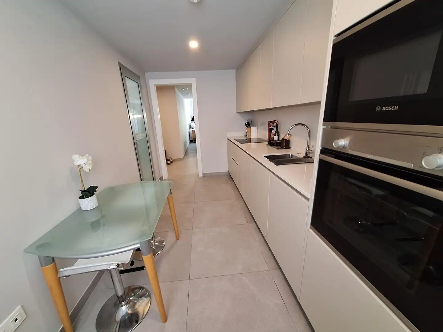 Küche von Wohnung zum Verkauf in Marbella mit Klimaanlage, Heizung und Privatgarten