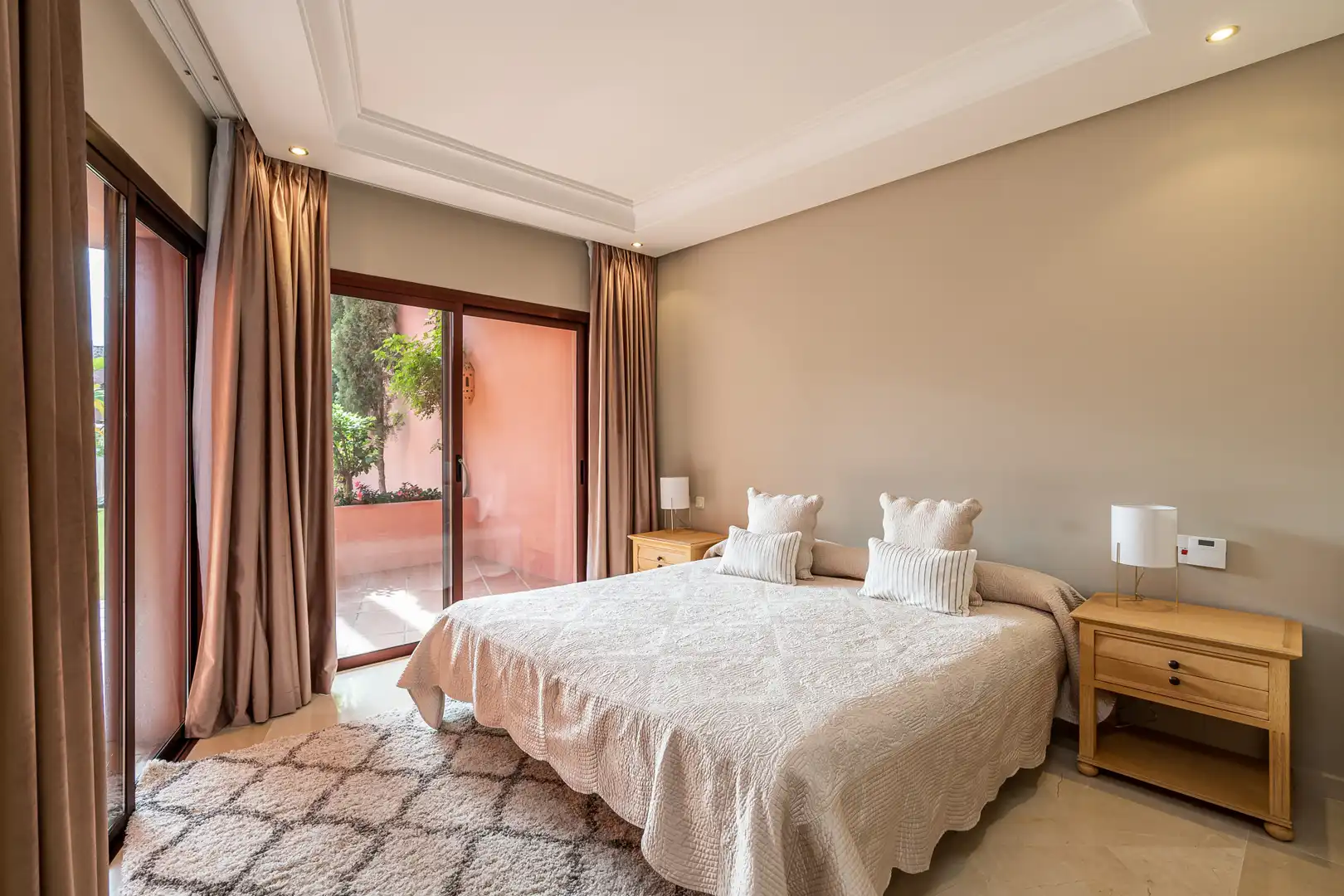 Habitación de Planta baja de alquiler en Estepona con Aire acondicionado, Terraza y Piscina