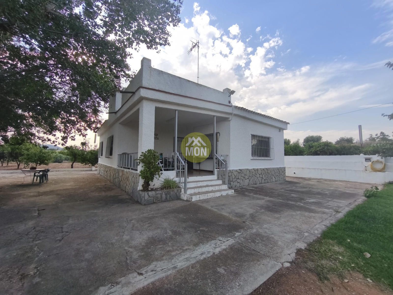 Vista exterior de Casa o xalet en venda en Montroy amb Aire condicionat, Jardí privat i Terrassa