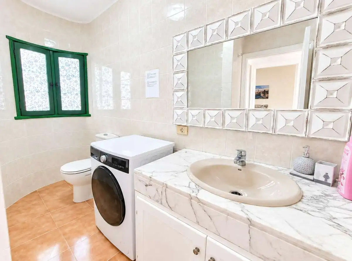 Bany de Casa o xalet en venda en Tías amb Moblat, Alarma i Piscina comunitària