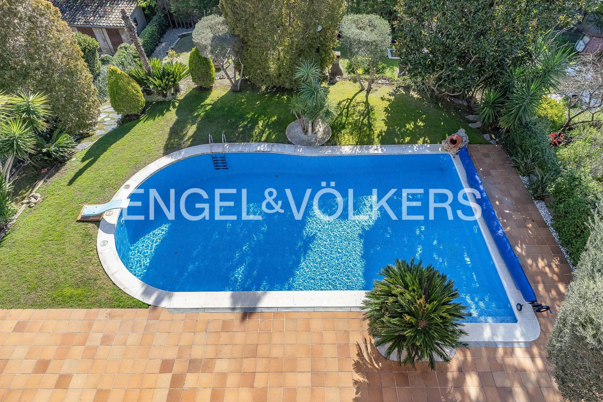 Piscina de Casa o xalet en venda en Cerdanyola del Vallès amb Aire condicionat, Calefacció i Jardí privat