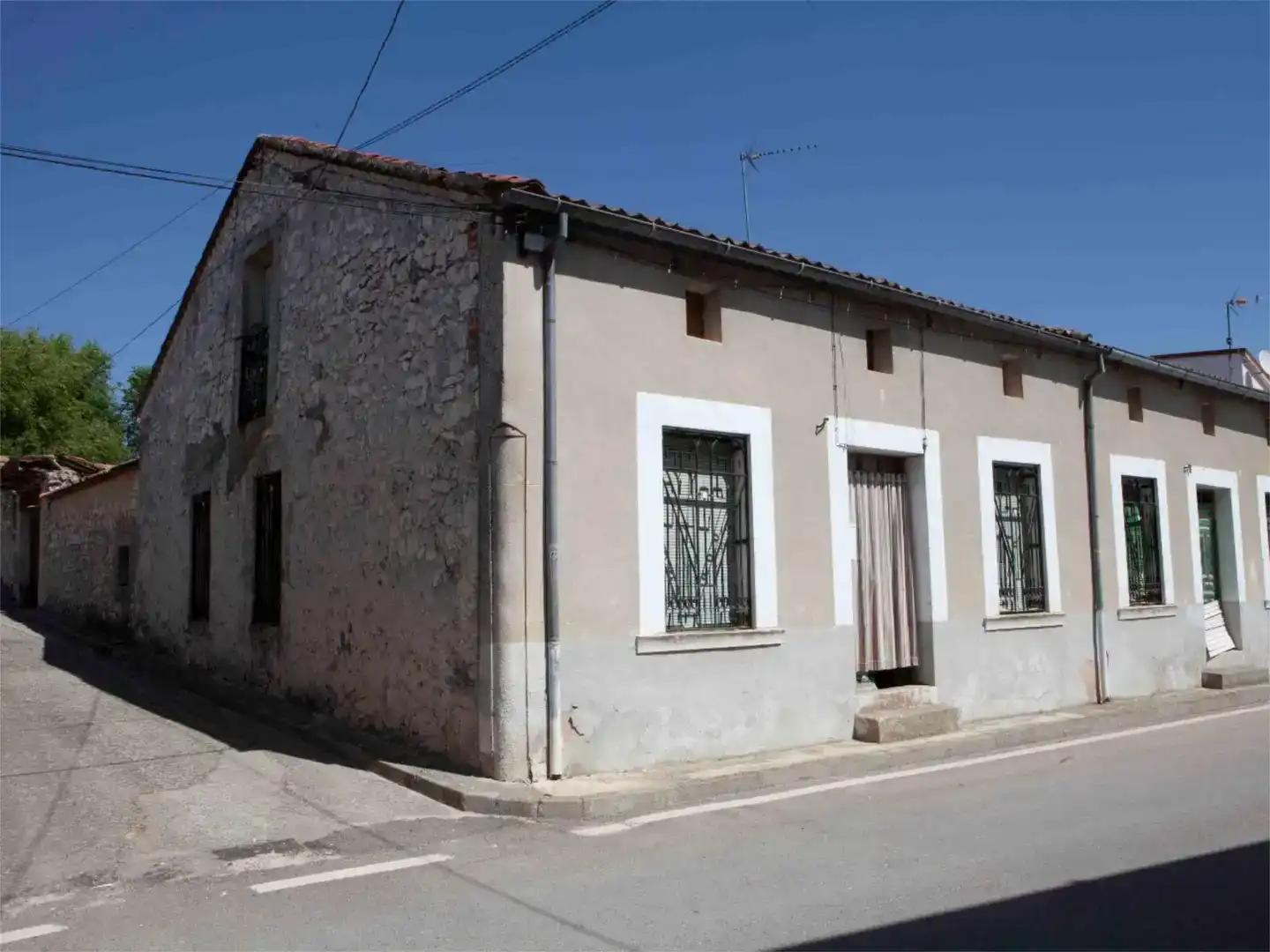 Vista exterior de Casa adosada en venda en Membibre de la Hoz amb Moblat