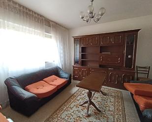 Sala d'estar de Casa o xalet en venda en Quiruelas de Vidriales amb Calefacció, Traster i Moblat