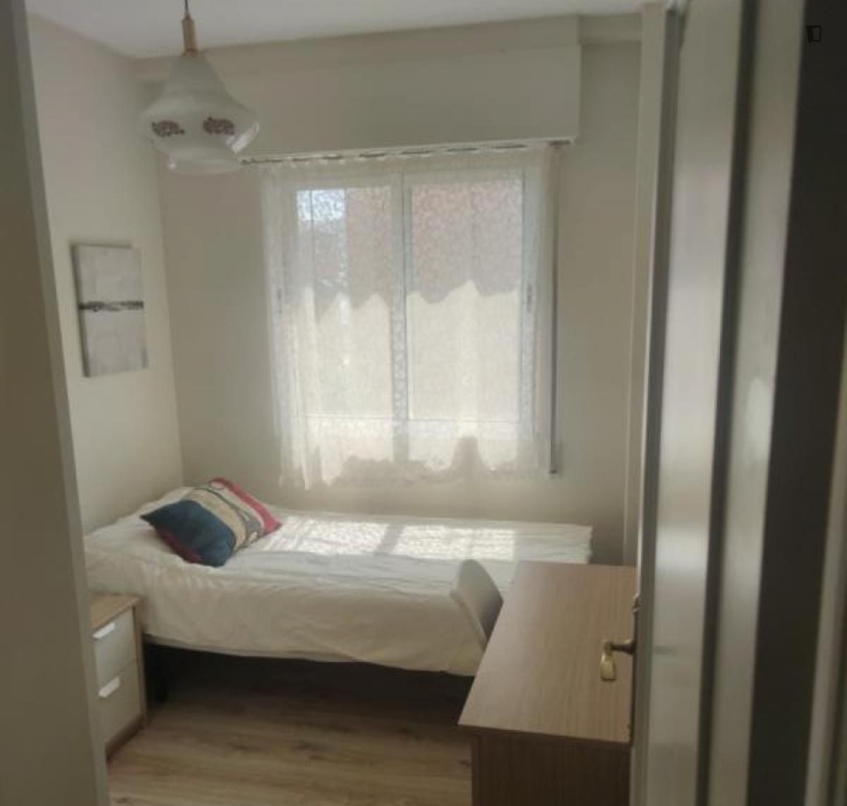 Dormitori de Apartament per a compartir en Alcalá de Henares amb Moblat, Forn i Rentadora