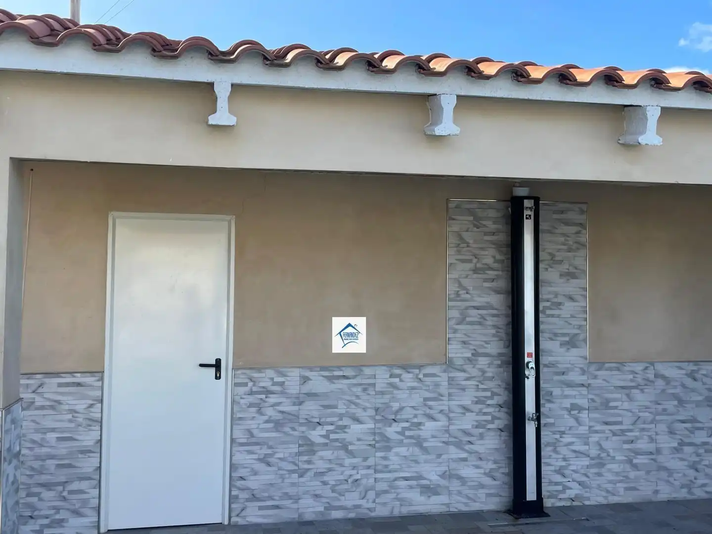 Vista exterior de Casa o chalet en venta en Cáceres con Aire acondicionado, Piscina y Amueblado
