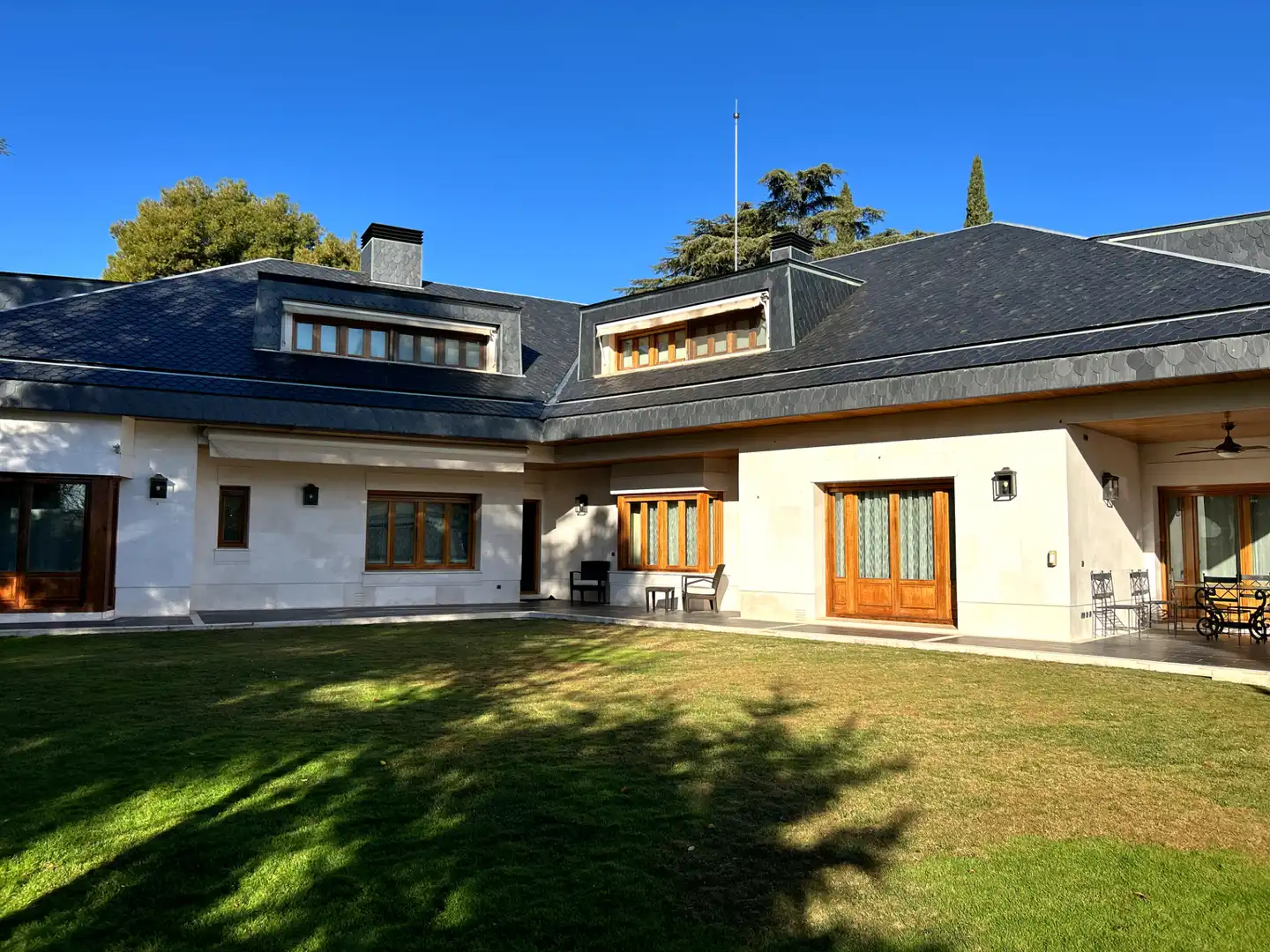 Vista exterior de Casa o chalet en venta en Madrid con Aire acondicionado, Calefacción y Jardín privado