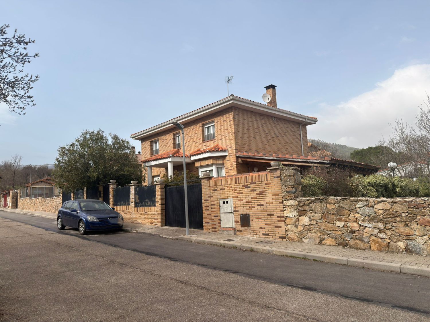 Vista exterior de Casa o xalet en venda en Miraflores de la Sierra amb Calefacció i Jardí privat