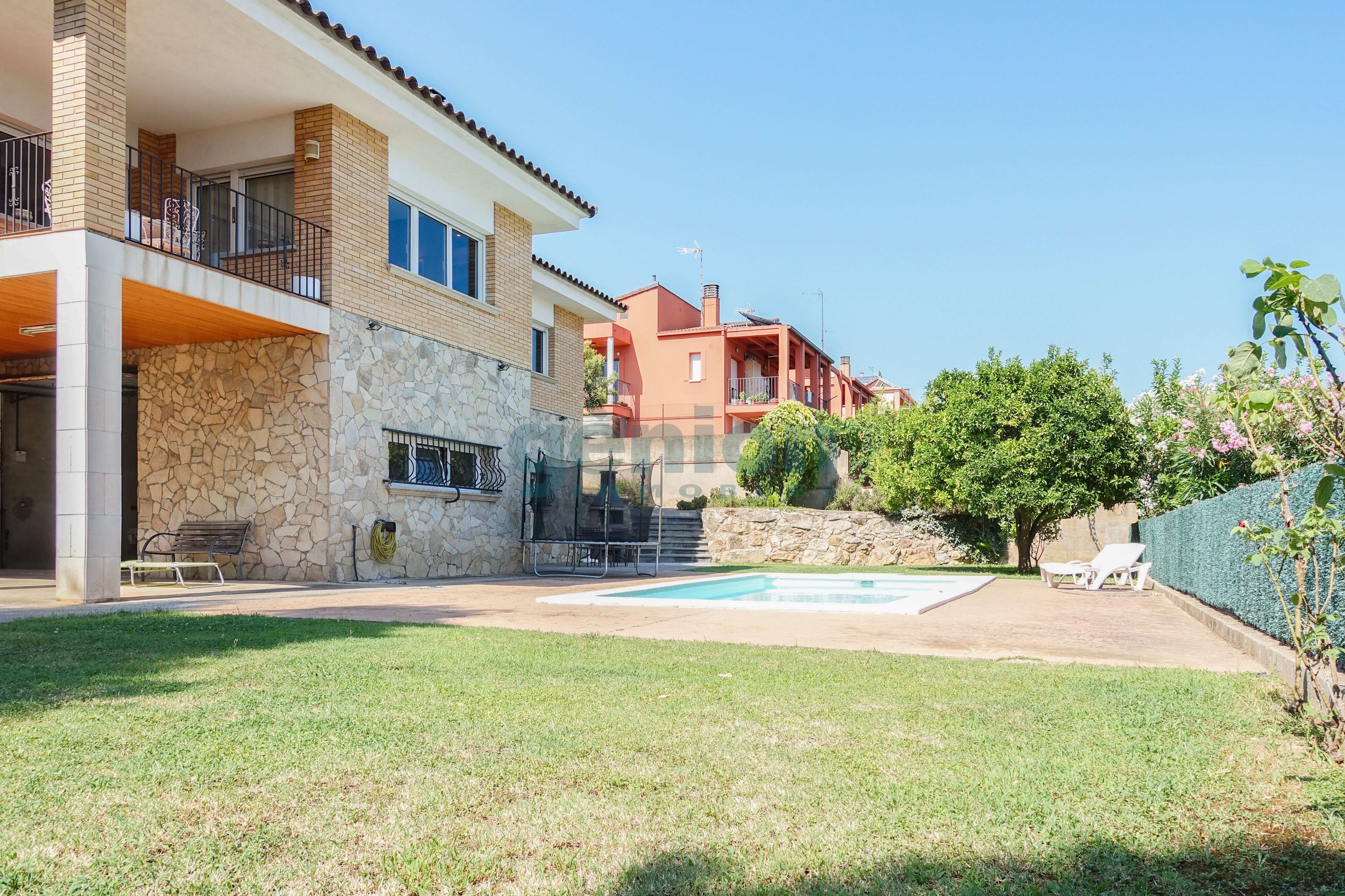 Exterior view of House or chalet for sale in Girona Capital  with Air Conditioner, Heating and Private garden