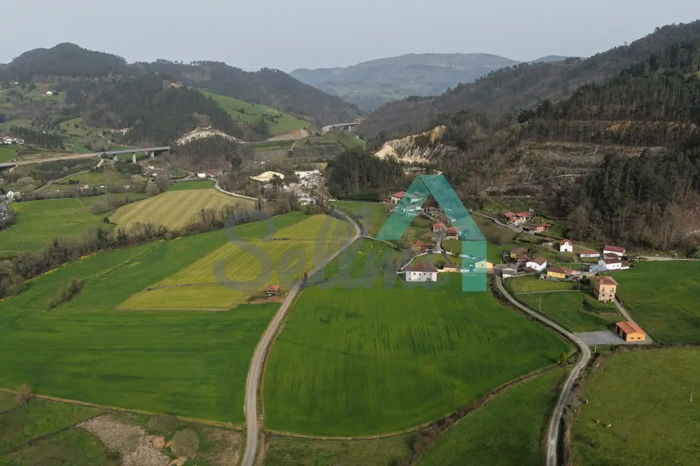 Casa o xalet en venda a Llamas, Salas