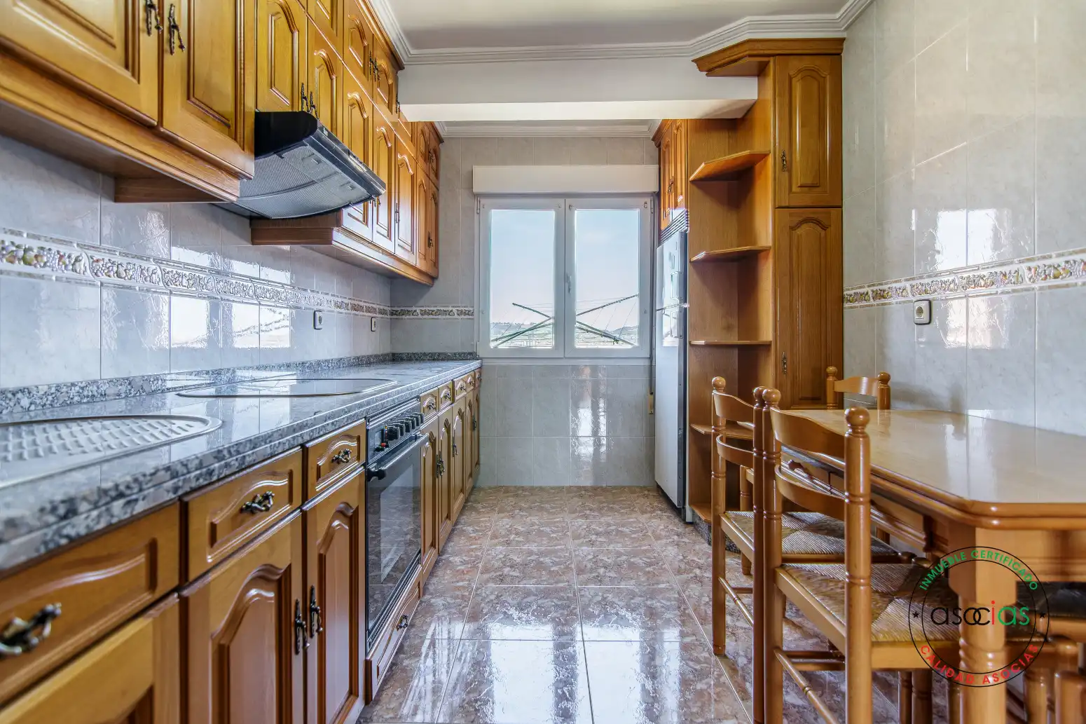 Cocina de Piso en venta en Gijón  con Calefacción y Jardín privado