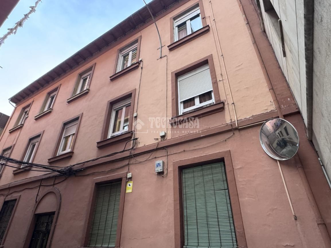 Vista exterior de Pis en venda en León Capital  amb Calefacció