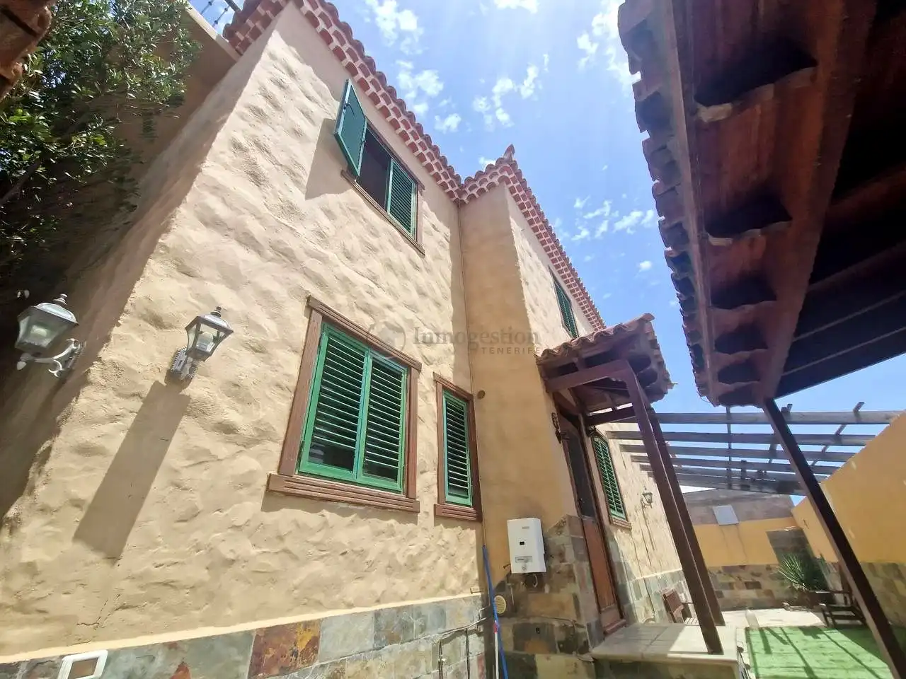 Vista exterior de Casa o xalet en venda en Arona amb Jardí privat, Terrassa i Traster