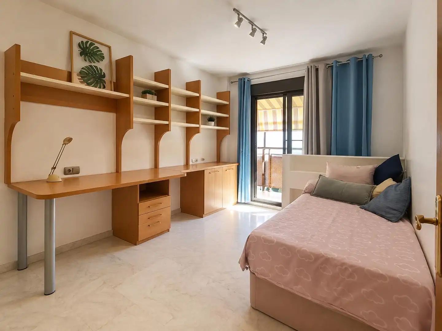 Habitación de Ático de alquiler en Málaga con Jardín privado, Terraza y Amueblado