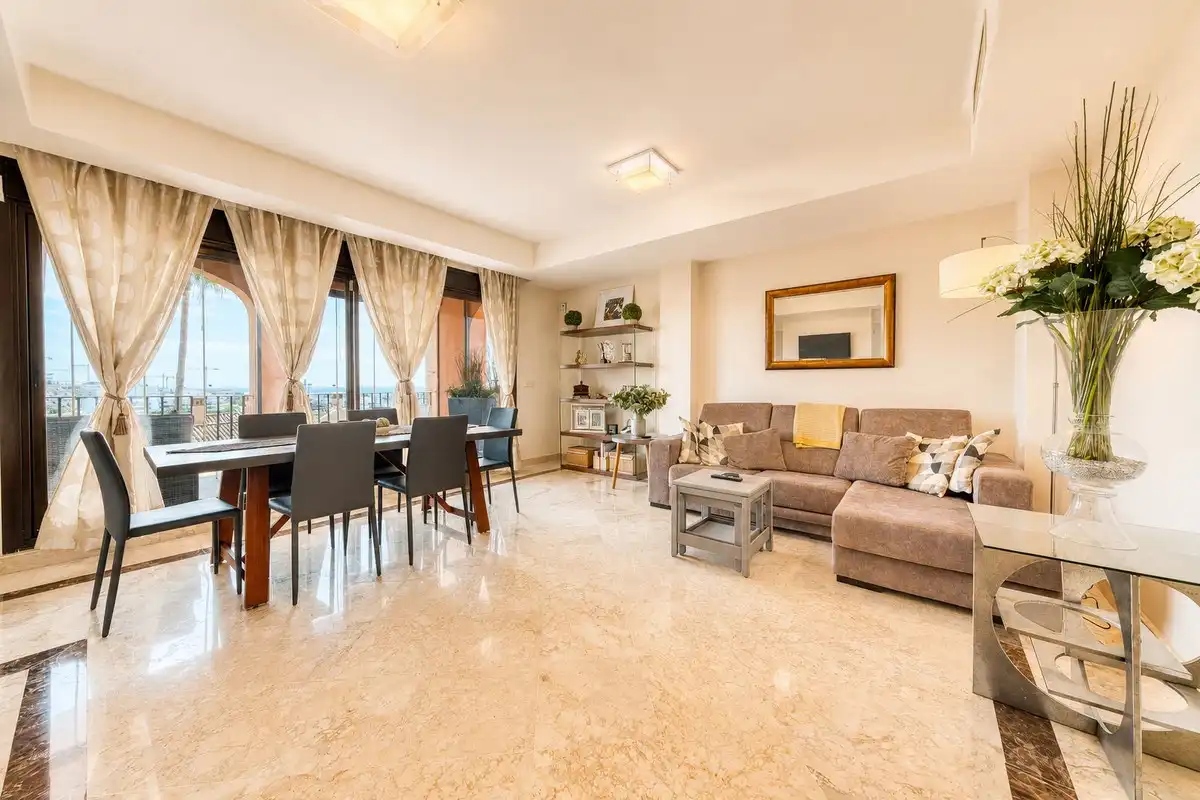 Sala de estar de Casa adosada en venta en Estepona con Aire acondicionado, Terraza y Alarma