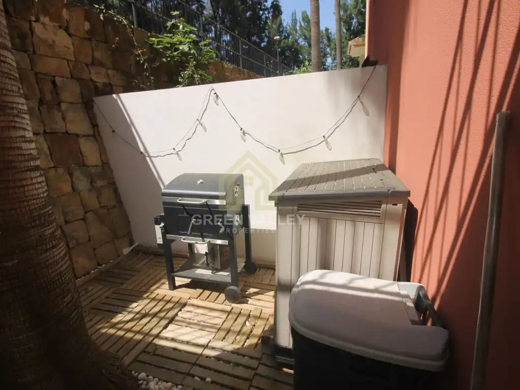 Terrasse von Wohnungen zum Verkauf in Sotogrande mit Klimaanlage, Heizung und Privatgarten