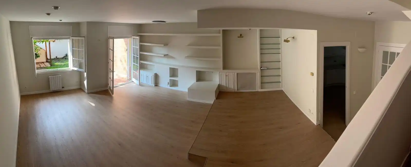 Wohnzimmer von Einfamilien-Reihenhaus zur Miete in Sant Andreu de Llavaneres mit Klimaanlage, Privatgarten und Balkon
