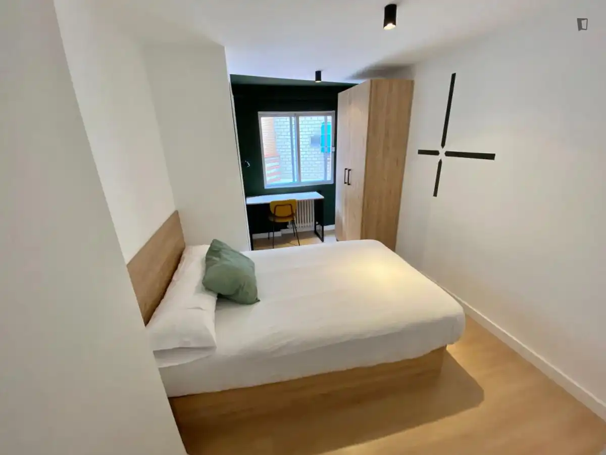 Dormitori de Apartament per a compartir en Madrid amb Calefacció, Moblat i Forn