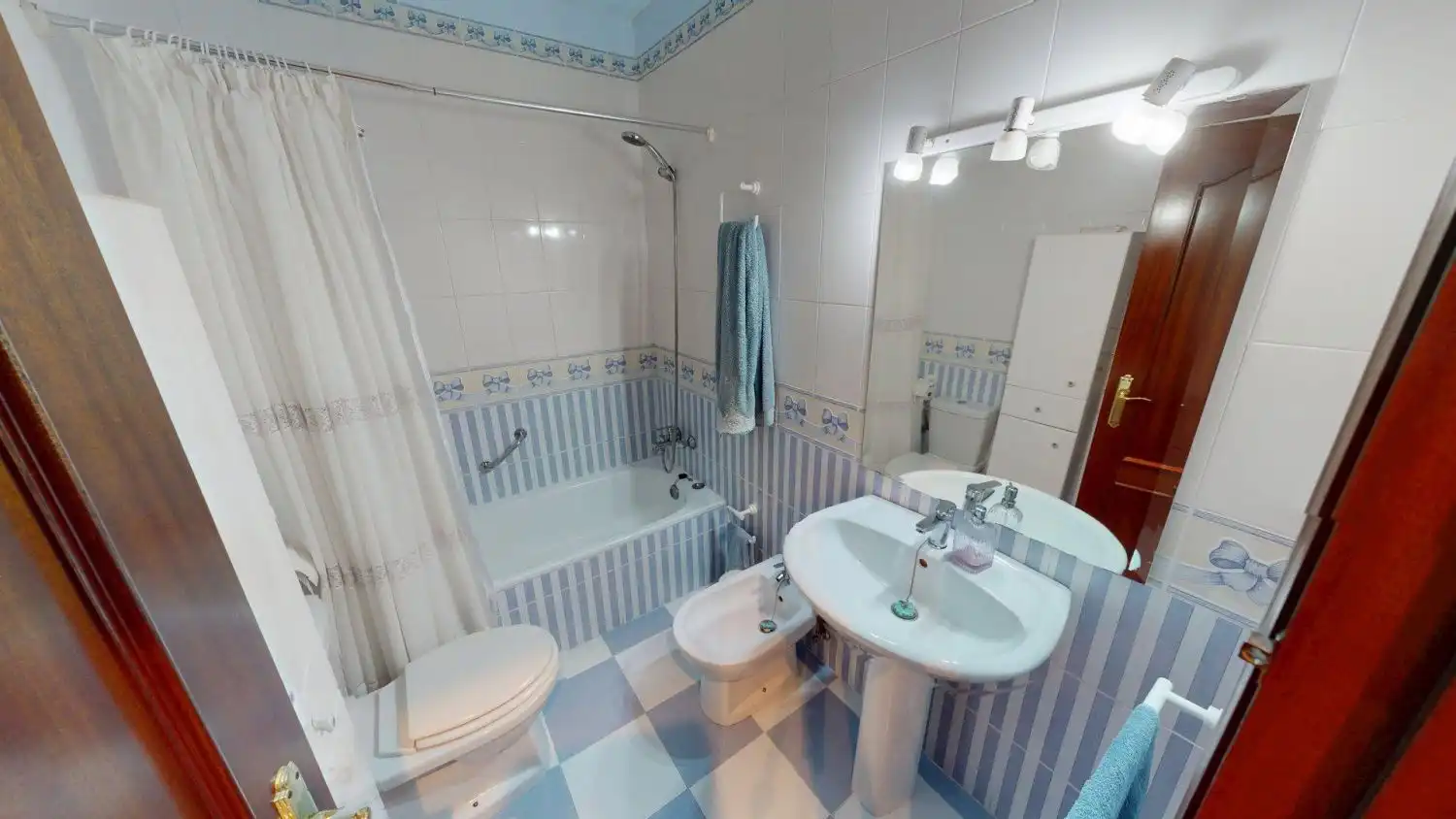 Bathroom of Flat for sale in Sevilla  with Air Conditioner, Heating and Balcony