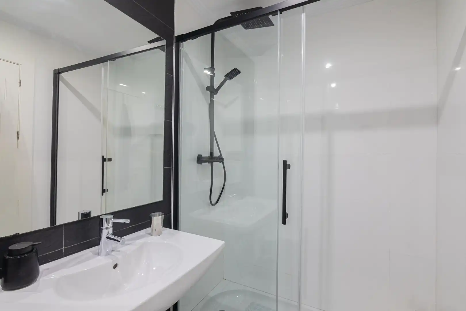 Bathroom of Flat for sale in Elche / Elx  with Air Conditioner and Furnished