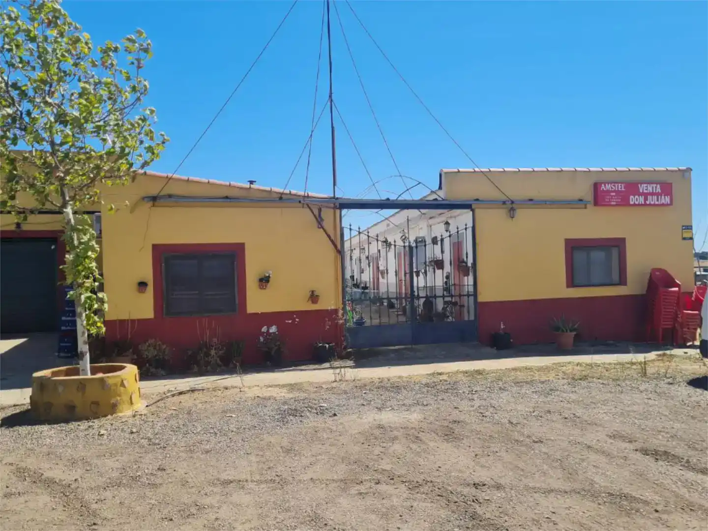 Vista exterior de Local en venta en Casas de Don Pedro con Aire acondicionado, Parquet y Amueblado
