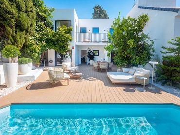 Casa aparellada amb piscina en venda a Avenida de los pacos
