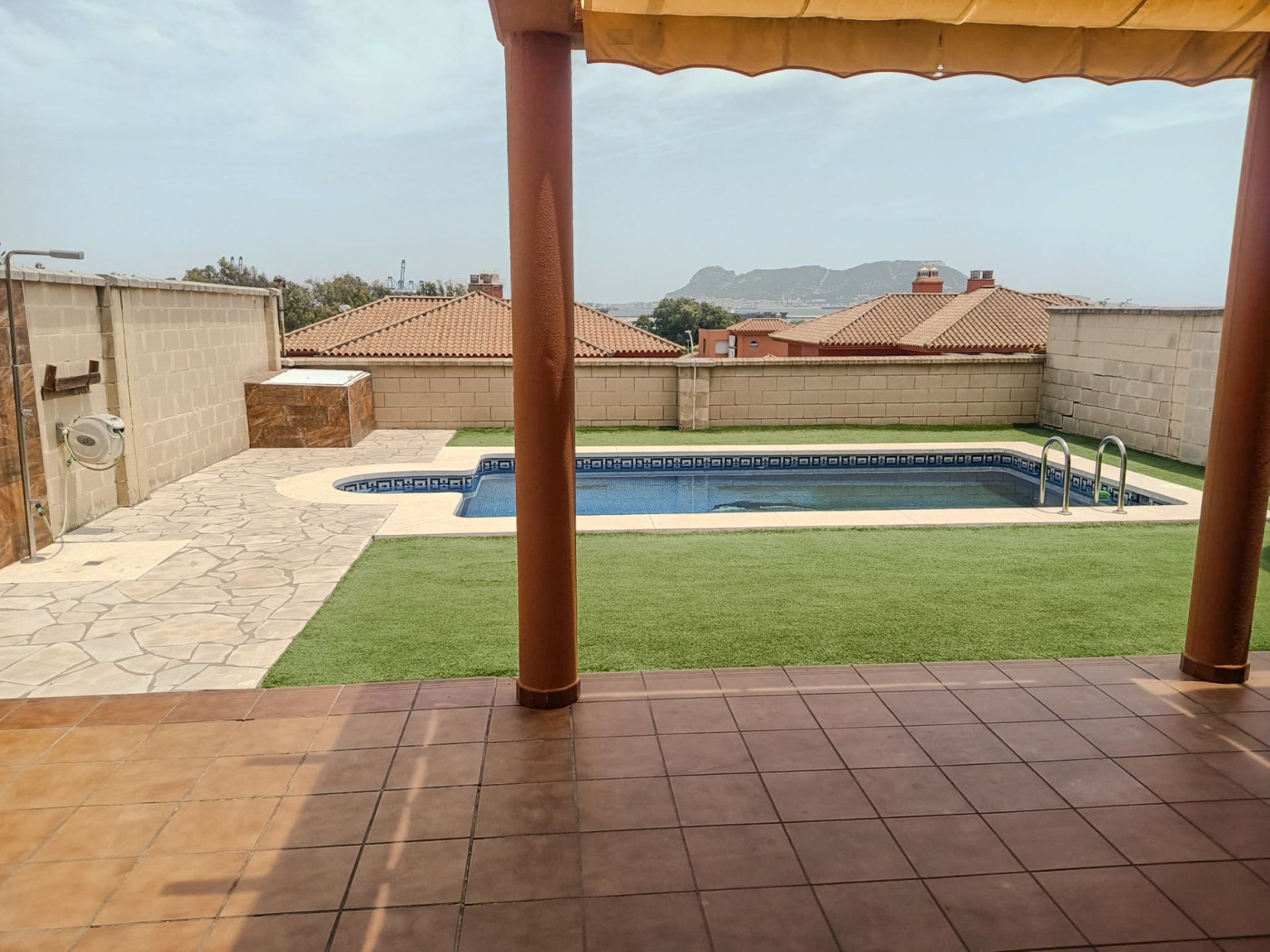 Piscina de Casa o xalet en venda en Algeciras amb Jardí privat, Terrassa i Traster