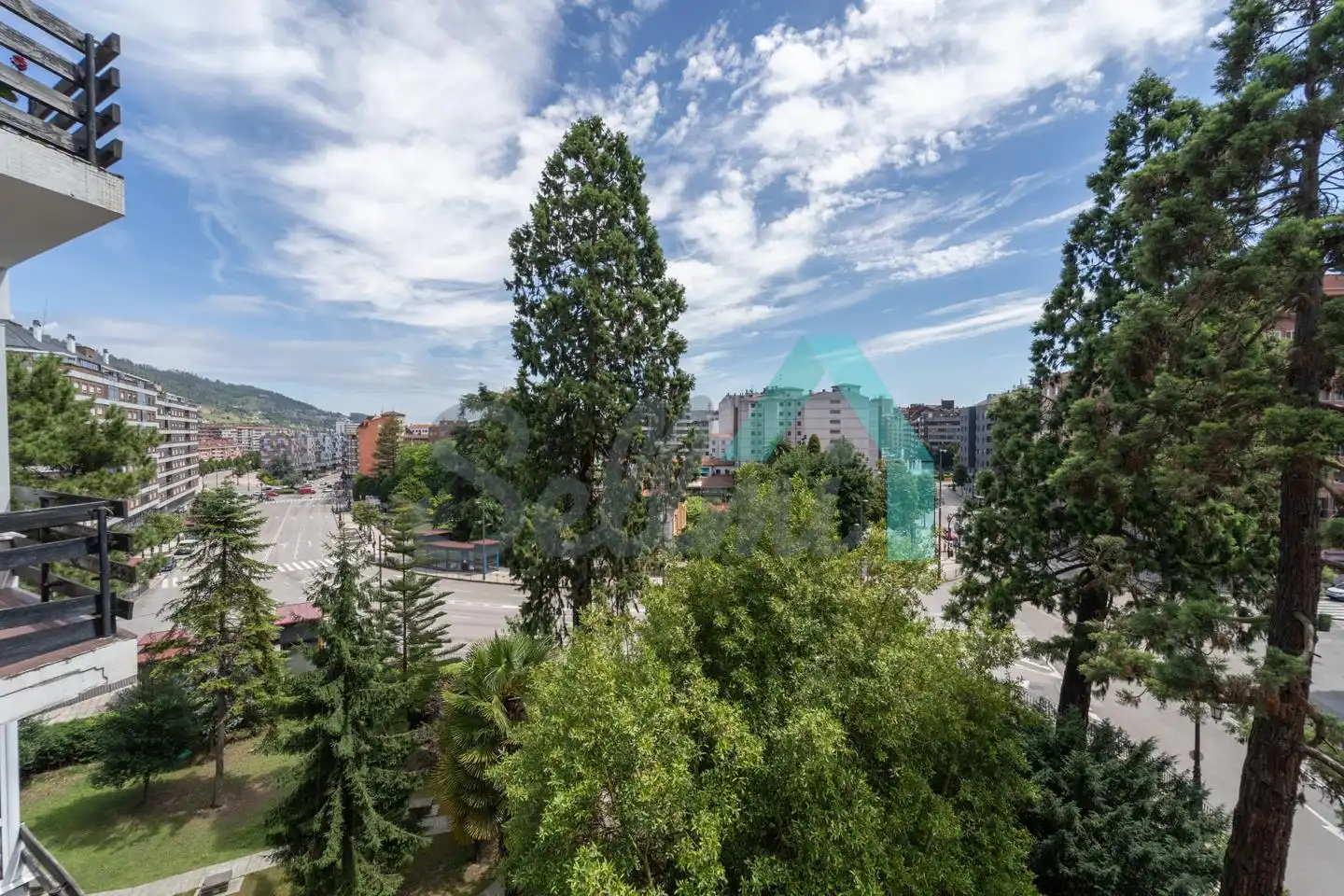 Vista exterior de Piso en venta en Oviedo  con Calefacción, Parquet y Terraza