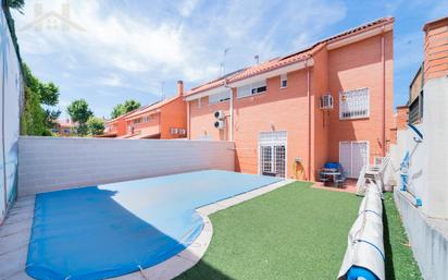 Piscina de Casa adosada en venda en Boadilla del Monte amb Aire condicionat i Piscina