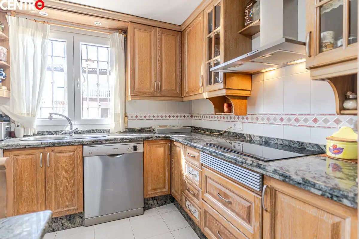 Cocina de Casa o chalet en venta en La Zubia con Aire acondicionado, Calefacción y Jardín privado